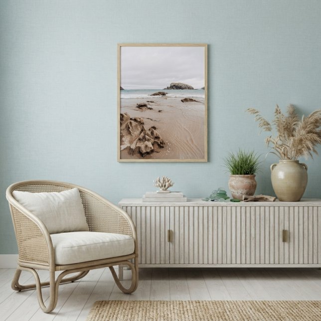 Sandig kust med stenar, dyster havestetik poster (Styled digital mockup for inspiration only. Poster is sold without frame.)