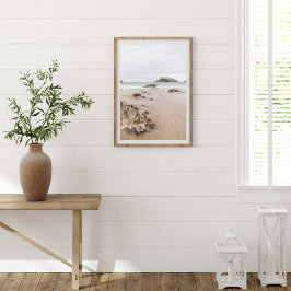 Sandig kust med stenar, dyster havestetik poster