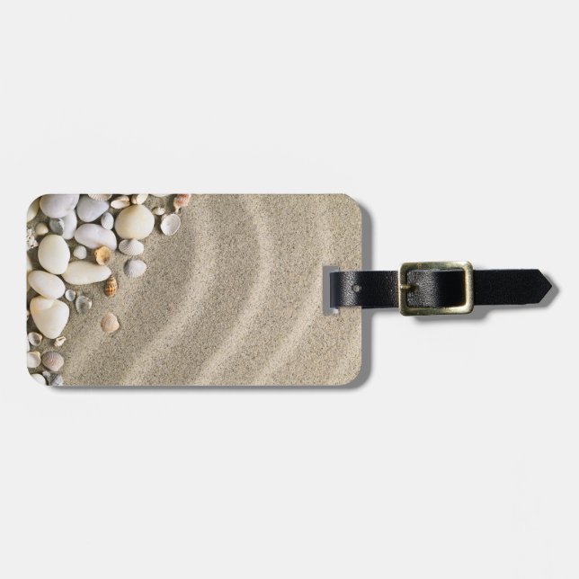 Sandig strandbakgrund med snäckor och stenar bagagebricka (Horisontell Framsida)