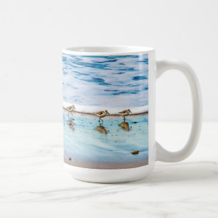 Sandpipers rinnande Along stranden Kaffemugg