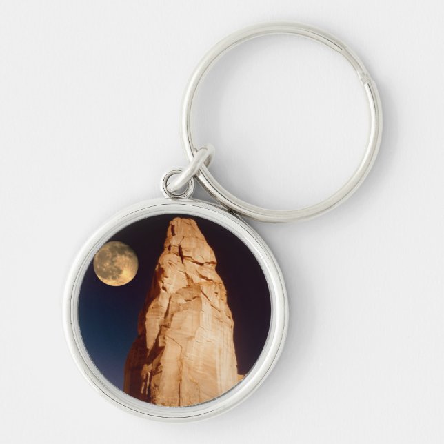 Sandsten Pinacle Rund Silverfärgad Nyckelring (Framsidan)