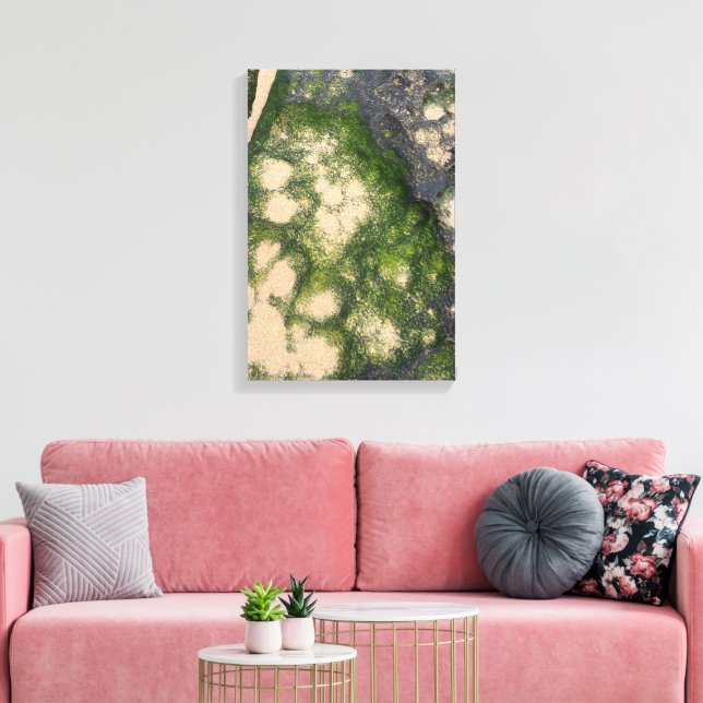Sandstensklippa med smaragdgrön mossa canvastryck (Insitu (Vardagsrum))