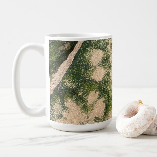 Sandstensklippa med smaragdgrön mossa kaffemugg (Med munk)