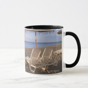 Sandstrandstolar med paraplyet mugg