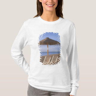 Sandstrandstolar med paraplyet tee shirt