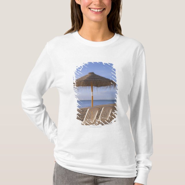 Sandstrandstolar med paraplyet tee shirt (Framsida)