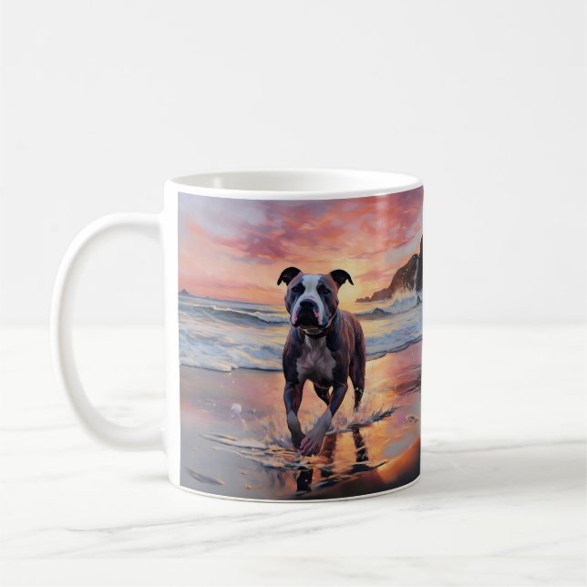 Sandy American Stafford Hund på Beach Sunset Kaffemugg (Vänster)