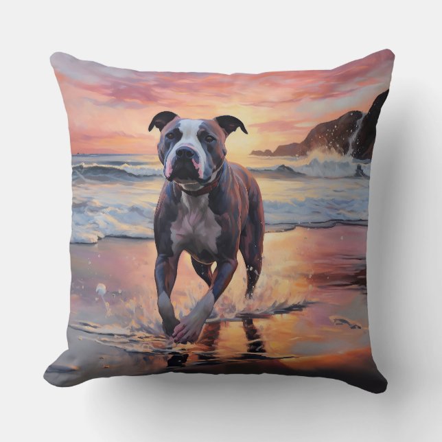 Sandy Amerikansk Staffordshire Terrier på Strand S Kudde (Framsida)
