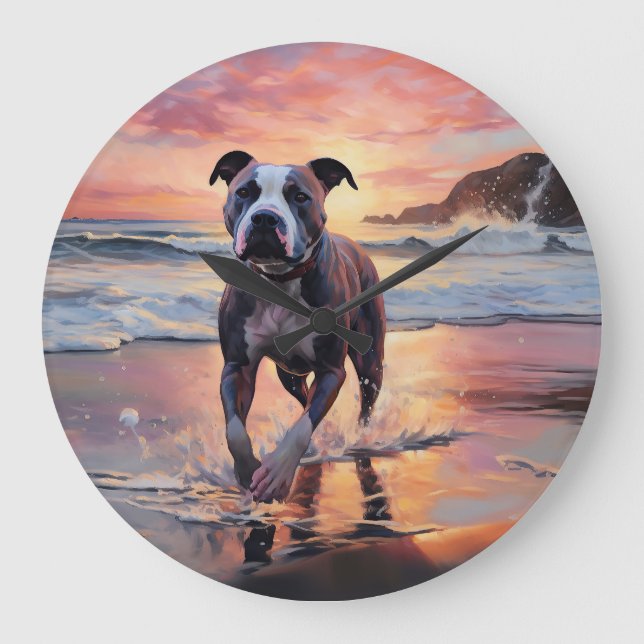 Sandy Amerikansk Staffordshire Terrier på Strand S Stor Klocka (Framsida)