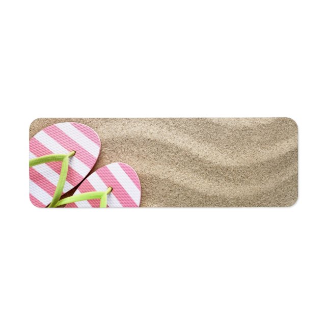 Sandy Beach-bakgrund med Flinflip flops Returadress Etikett (Framsidan)