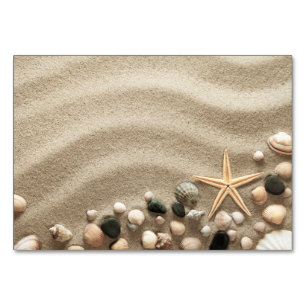 Sandy Beach-bakgrund med Snäcka och stärkelse Bordsnummer