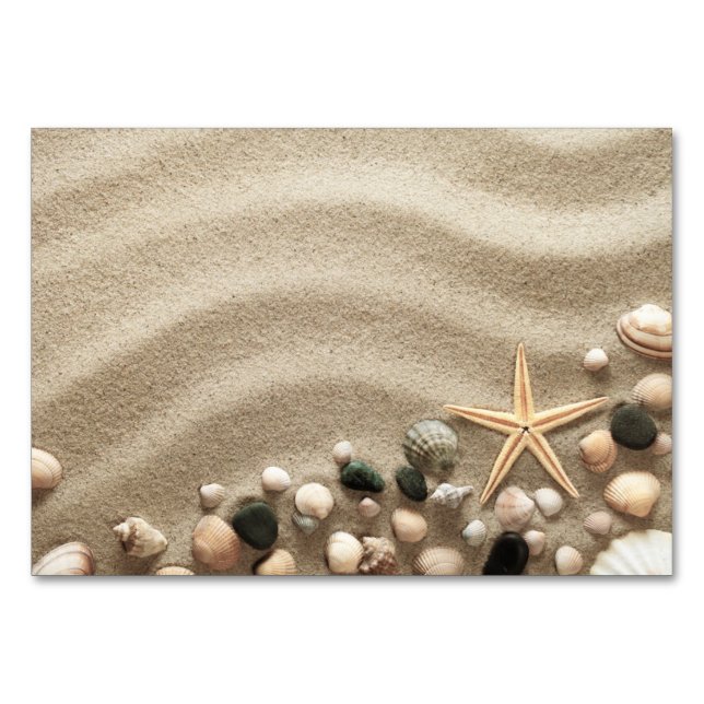 Sandy Beach-bakgrund med Snäcka och stärkelse Bordsnummer (Framsidan)