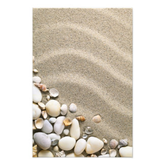 Sandy Beach-bakgrund med Snäckor och stenar Fototryck