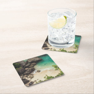 Sandy Beach Cove med Grönt Träd, Sten och oceanen Underlägg Papper Kvadrat