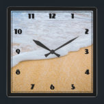 Sandy Beach med skummad Surfa Fyrkantig Klocka<br><div class="desc">En klocka med ett foto av en guldbrun sandstrand med vit skummande surfa.</div>