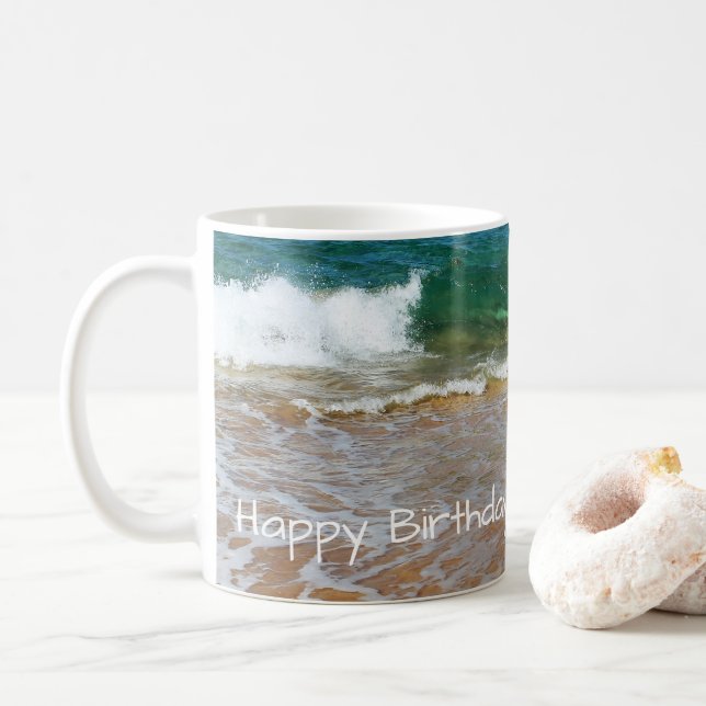 Sandy Beach och Vågar Grattis på födelsedagen Mugg (Med munk)
