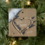 Sandy Beach Personlig Namn Heart i Sand Julgransprydnad Keramik<br><div class="desc">En vacker, unik, anpassningsbar, personlig av ett slag har en liten havsvåg, romantisk sandstrandbakgrund, ett hjärta som dras i sanden, hans och hennes namn och ert speciella datum för att beteckna kärlek och romantik. Anpassa det här unika objektet med briden och brudgummen namn och bröllop eller årsdagen. Besök vår butik...</div>