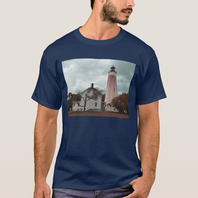 Sandy Krok Lighthouse T Shirt (Framsida)