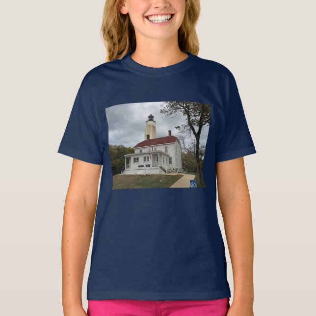 Sandy Krok Lighthouse T Shirt (Framsida)