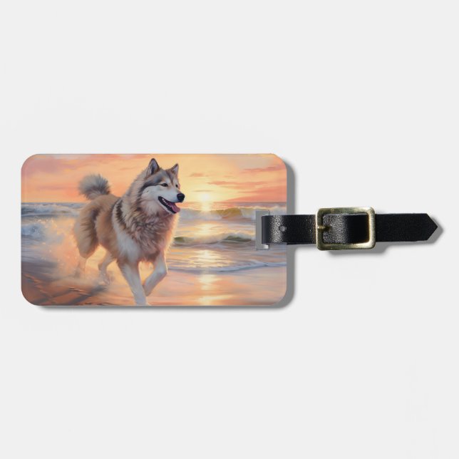 Sandy Paws Alaskan Malamute Hund på Strand Solnedg Bagagebricka (Horisontell Framsida)
