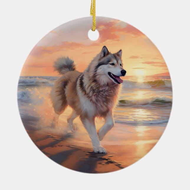 Sandy Paws Alaskan Malamute Hund på Strand Solnedg Julgransprydnad Keramik (Baksidan)