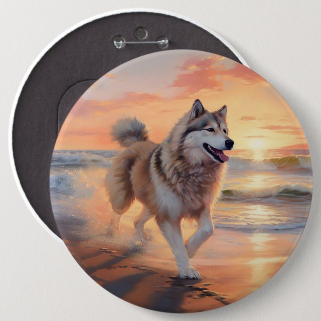 Sandy Paws Alaskan Malamute Hund på Strand Solnedg Knapp (Framsida & baksida)