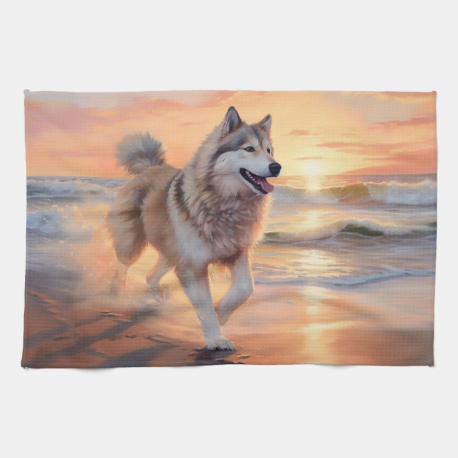 Sandy Paws Alaskan Malamute Hund på Strand Solnedg Kökshandduk (Horisontell)