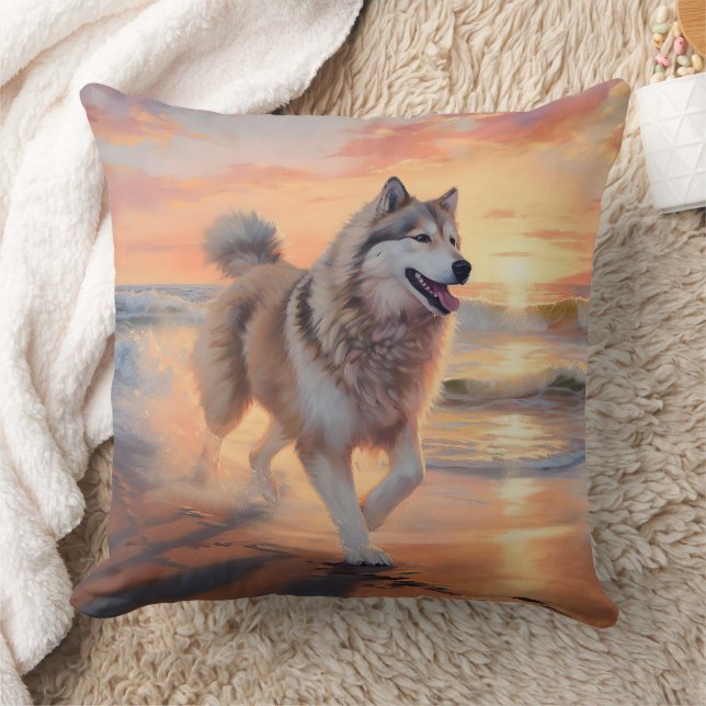 Sandy Paws Alaskan Malamute Hund på Strand Solnedg Kudde (Filt)