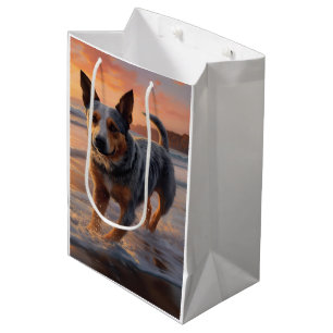 Sandy Paws Australian Cattle Dog på strand vid sol