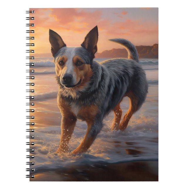 Sandy Paws Australian Cattle Dog på strand vid sol Anteckningsbok (Framsidan)