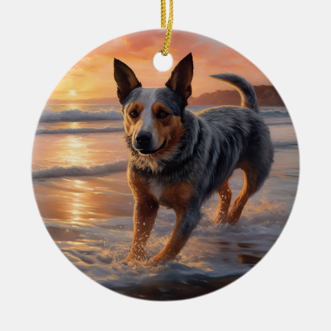 Sandy Paws Australian Cattle Dog på strand vid sol Julgransprydnad Keramik (Framsidan)