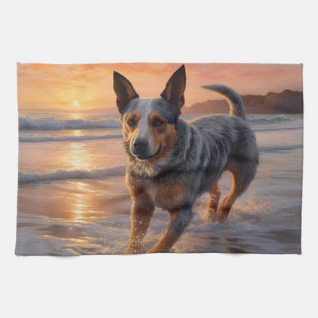 Sandy Paws Australian Cattle Dog på strand vid sol Kökshandduk (Horisontell)
