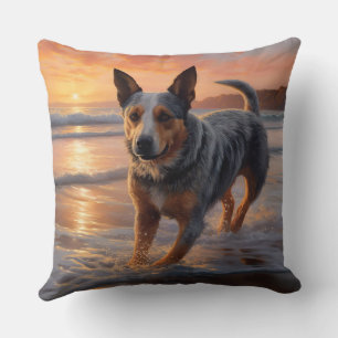 Sandy Paws Australian Cattle Dog på strand vid sol Kudde