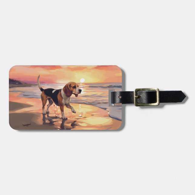 Sandy Paws Beagle Hund på Strand Solnedgång Bagagebricka (Horisontell Framsida)