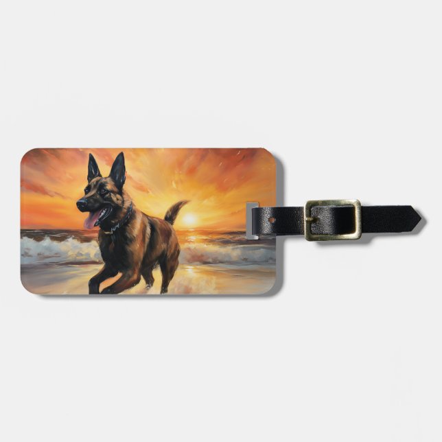 Sandy Paws Belgisk Malinois Hund på Strand Solnedg Bagagebricka (Horisontell Framsida)