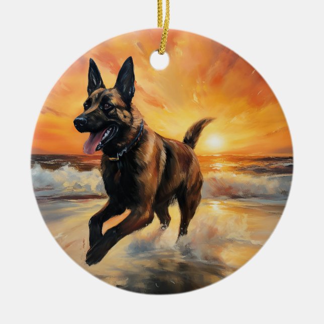 Sandy Paws Belgisk Malinois Hund på Strand Solnedg Julgransprydnad Keramik (Framsidan)