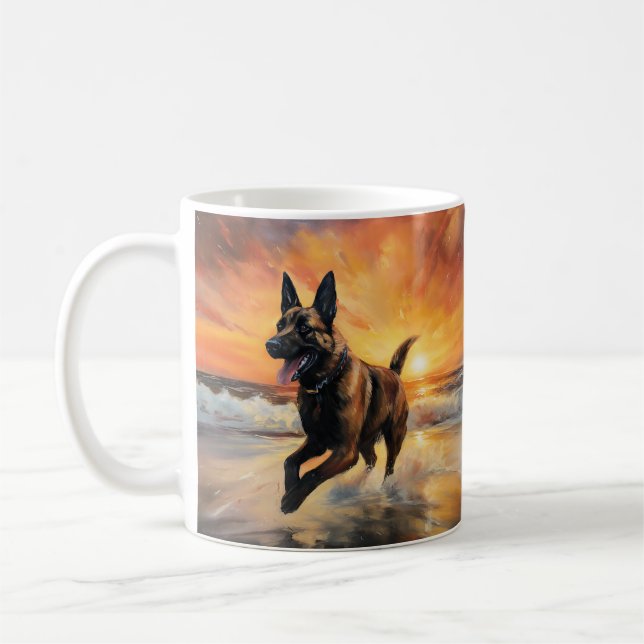 Sandy Paws Belgisk Malinois Hund på Strand Solnedg Kaffemugg (Vänster)