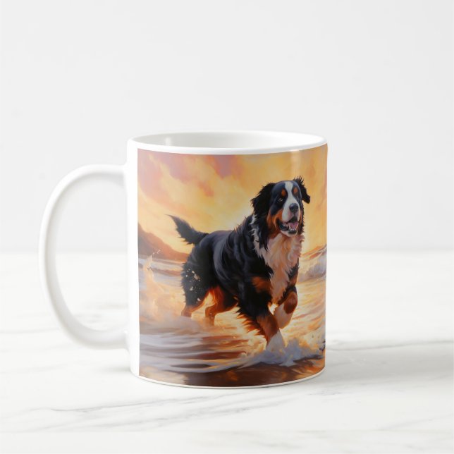Sandy Paws Berner Sennenhund på strand vid solnedg Kaffemugg (Vänster)