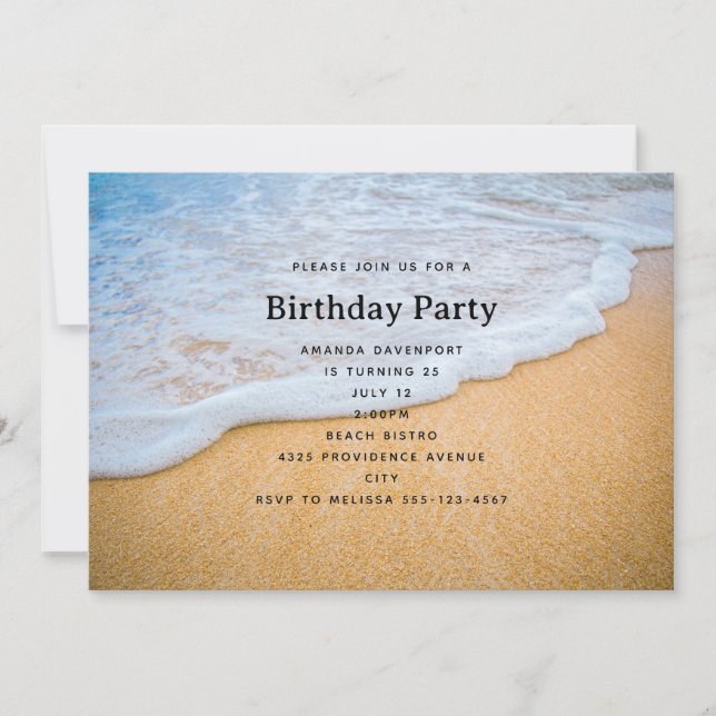 Sandy strand med skumma vågor födelsedag inbjudningar (Framsida)