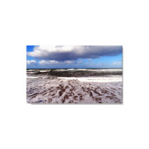 Sandy strand, moln i blå himmel.. målning.