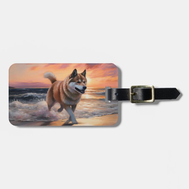 Sandy Tassar Akita Hund on Beach Sunset Bagagebricka (Horisontell Framsida)
