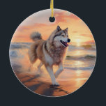Sandy Tassar Alaska Malamute Hund on Beach Sunset Julgransprydnad Keramik<br><div class="desc">Ta dig in i vår vackra "Sandy Tassar och Sunset Hues"-hund på solnedgången. Den här fängslande scenen fångar kärnan av en perfekt kväll vid kusten, med en lojal hund-vän som njuter av den gyllene sanden och de andningsande nyheterna om sol. Oavsett om du är hund älskare eller solnedgångsentusiaster, så ger...</div>