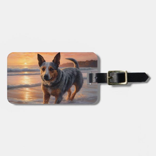 Sandy Tassar Australian Cattle Hund on Beach Sunse Bagagebricka (Horisontell Framsida)