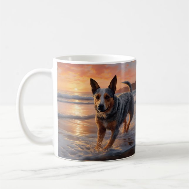 Sandy Tassar Australian Cattle Hund on Beach Sunse Kaffemugg (Vänster)