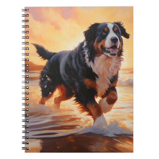 Sandy Tassar Bernese Mountain Hund on Beach Sunset Anteckningsbok (Framsidan)