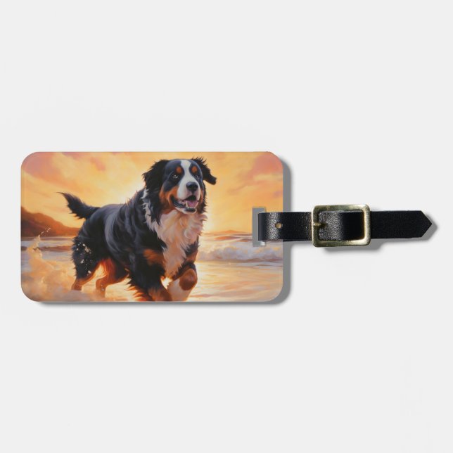 Sandy Tassar Bernese Mountain Hund on Beach Sunset Bagagebricka (Horisontell Framsida)