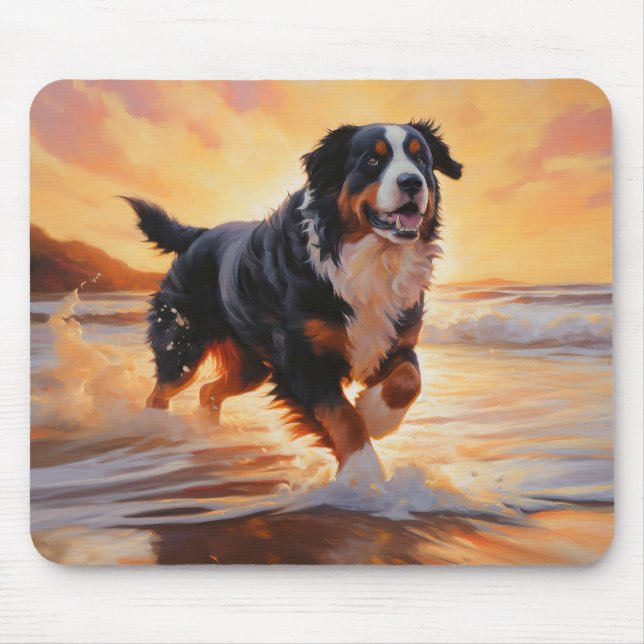 Sandy Tassar Bernese Mountain Hund on Beach Sunset Musmatta (Framsidan)