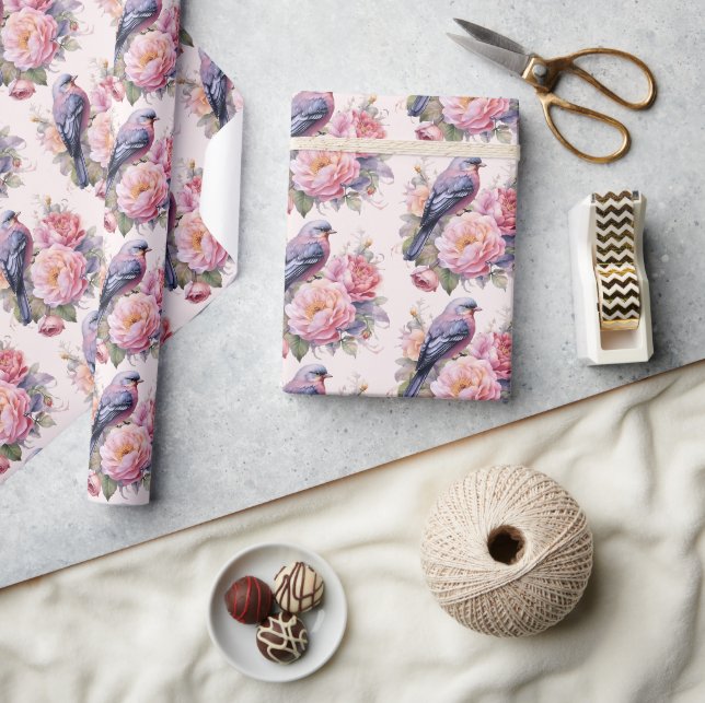 Sångfågel som står på toppen av rosa peonimönster presentpapper (Hantverk)