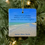 Sanibel Island Beach Florida Pre Hurricane Ian Julgransprydnad Keramik<br><div class="desc">En hyllning till den vackra Sanibel-ön Florida. Den sydvästra barriärön öns öde förstördes och avskärmades från fastlandet efter att ha blivit slå av orkanen Ian, en kraftig orkan i kategori 4 i september 2022. Utsmyckningen innehåller ett foto av en vit sandstrand på Sanibel Island och den blå grönten lugn vatten...</div>