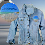 Sanibel Island Beach Florida Pre Hurricane Ian Knapp<br><div class="desc">En hyllning till den vackra Sanibel-ön Florida. Den sydvästra barriärön öns öde förstördes och avskärmades från fastlandet efter att ha blivit slå av orkanen Ian, en kraftig orkan i kategori 4 i september 2022. Knappen innehåller ett foto av en vit sandstrand på Sanibel Island och den blå grönten lugn vatten...</div>